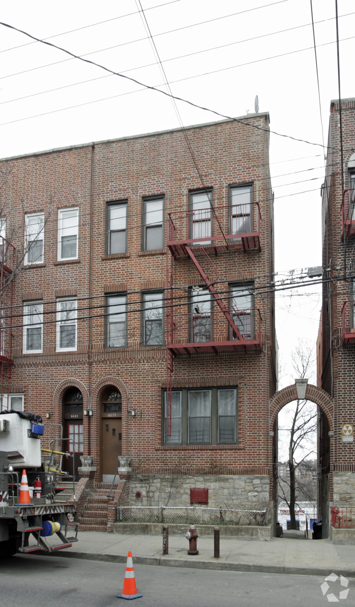 4439 Carpenter, Bronx, NY à vendre Photo principale– Image 1 sur 3