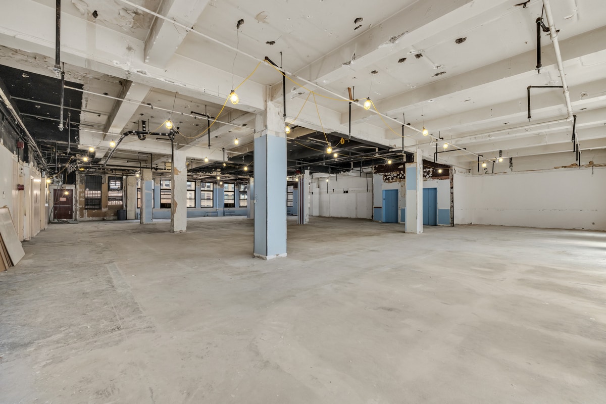 131 W 35th St, New York, NY 10001 - Lot Entire -  - Photo intérieure - Image 2 of 6