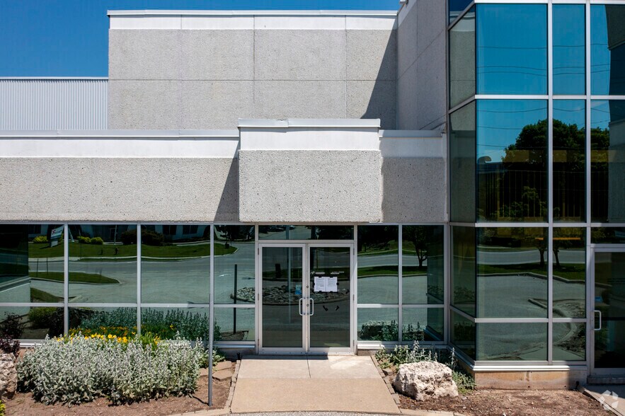 195 Harry Walker Pky, Newmarket, ON à louer - Photo de l’immeuble – Image 3 sur 3