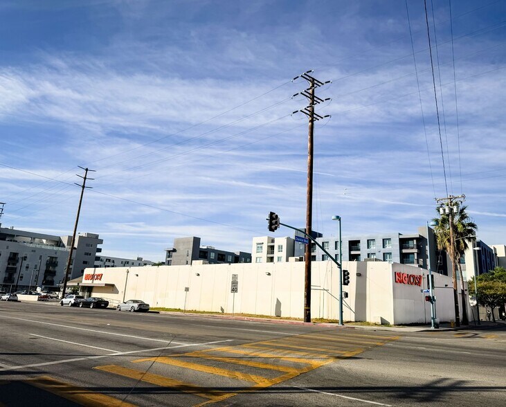 5321 Vineland Ave, North Hollywood, CA à louer - Photo de l’immeuble – Image 2 sur 7