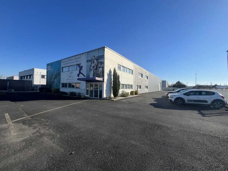 Local d'activités dans Beychac-et-Caillau à vendre - Photo de l’immeuble – Image 1 sur 13