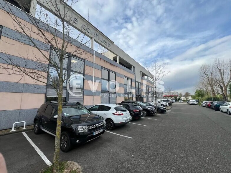 10 Rue De Bretagne, Saint-Quentin-Fallavier à louer - Photo de l’immeuble – Image 2 sur 12