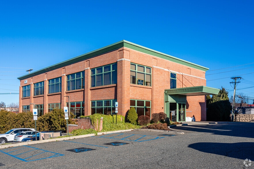630 Broad St, Carlstadt, NJ à louer - Photo de l’immeuble – Image 1 sur 19