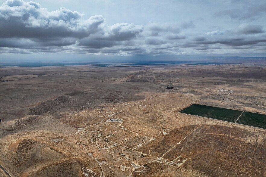 North of Kecks Road, Lost Hills, CA à vendre - Photo de l’immeuble – Image 1 sur 4
