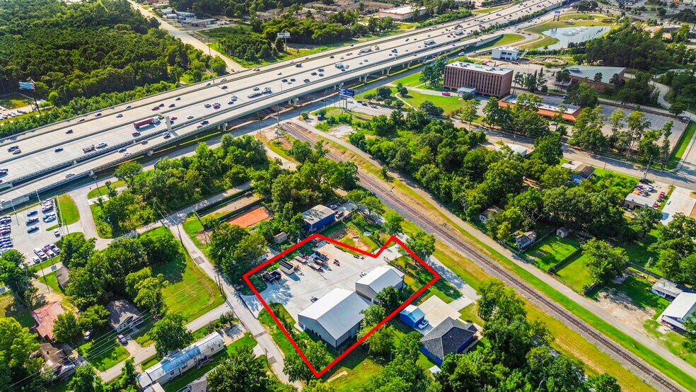 901 Santa Fe St, Conroe, TX à vendre - Photo de l’immeuble – Image 3 sur 21