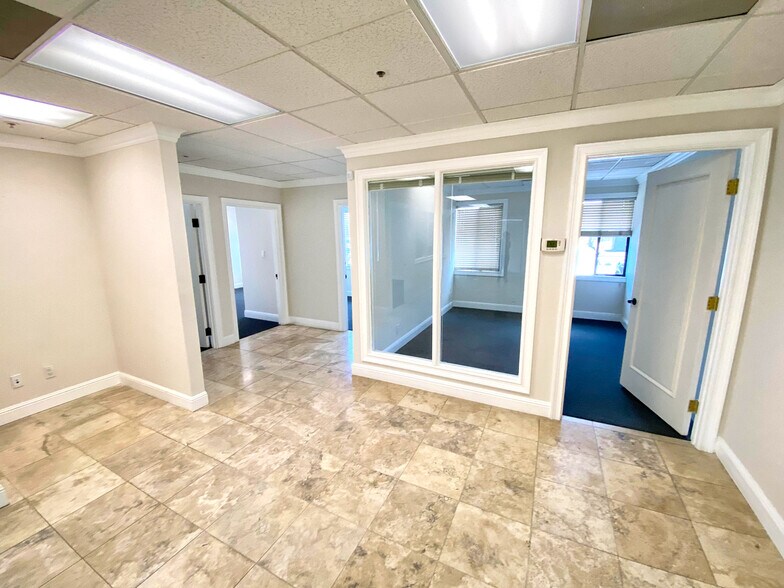 2165 E Francisco Blvd, San Rafael, CA à louer - Photo intérieure – Image 3 sur 9
