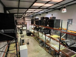 Local d’activités dans Signes à louer Photo intérieure– Image 2 sur 7