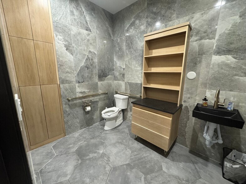 121 W 6th St, Justin, TX à louer - Photo de l’immeuble – Image 3 sur 16