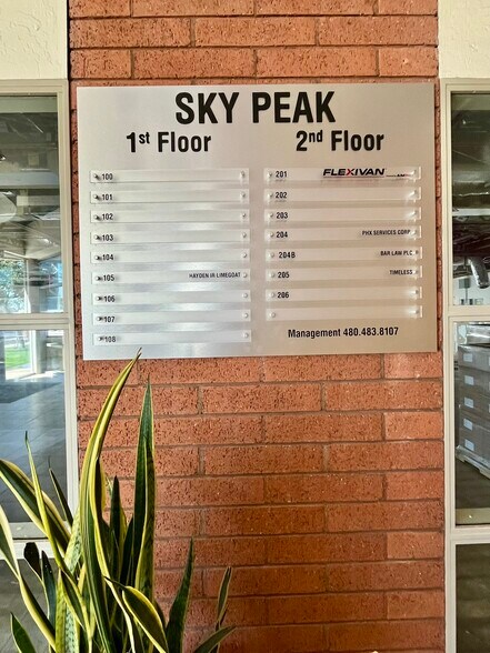 7320 E Butherus Dr, Scottsdale, AZ à louer - Photo de l’immeuble – Image 3 sur 17