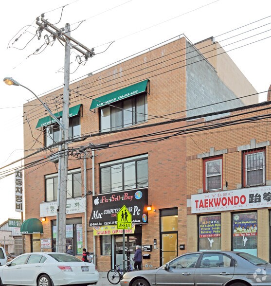 161-08 46th Ave, Flushing, NY à louer - Photo de l’immeuble – Image 2 sur 10