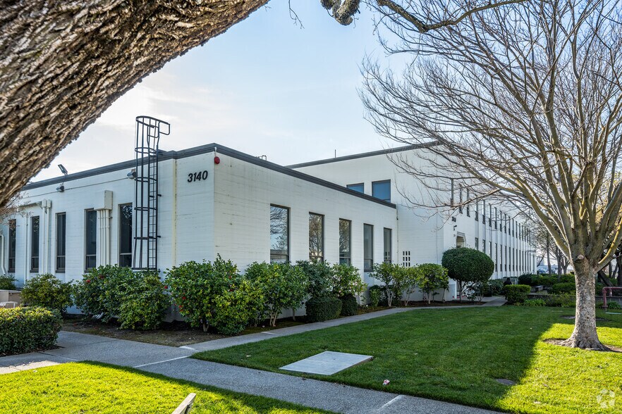 3140 Peacekeeper Way, Mcclellan, CA à louer - Photo de l’immeuble – Image 2 sur 3
