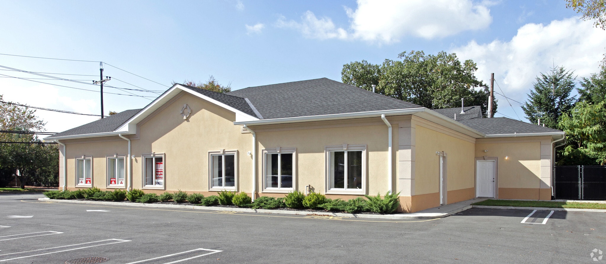 237 W Midland Ave, Paramus, NJ à louer Photo principale– Image 1 sur 8