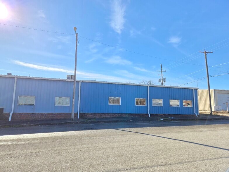 111 E 5th St, Mound Valley, KS à vendre - Photo de l’immeuble – Image 1 sur 32