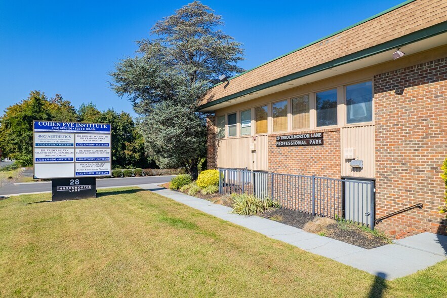 28 Throckmorton Ln, Old Bridge, NJ à louer - Photo de l’immeuble – Image 2 sur 22