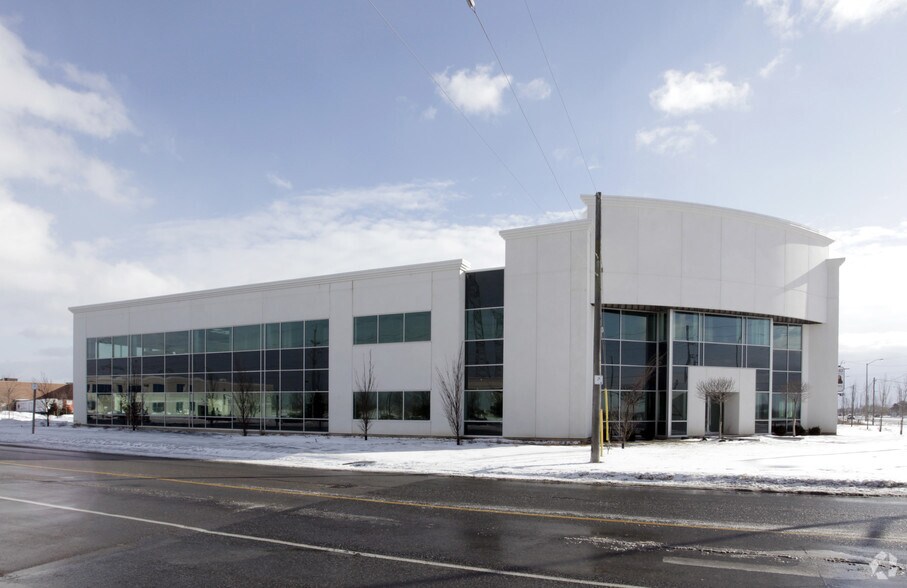 30 Topflight Dr, Mississauga, ON à louer - Photo principale – Image 1 sur 6