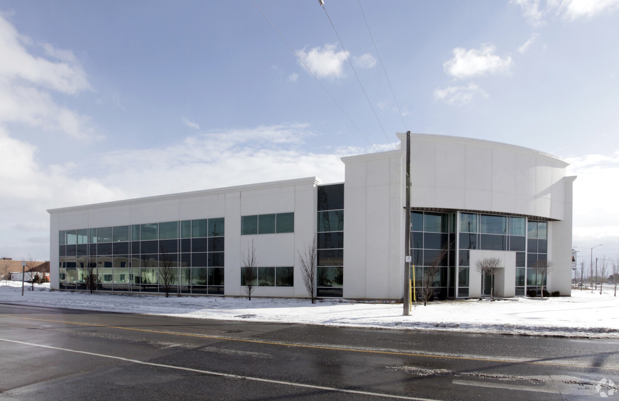 30 Topflight Dr, Mississauga, ON à louer Photo principale– Image 1 sur 7