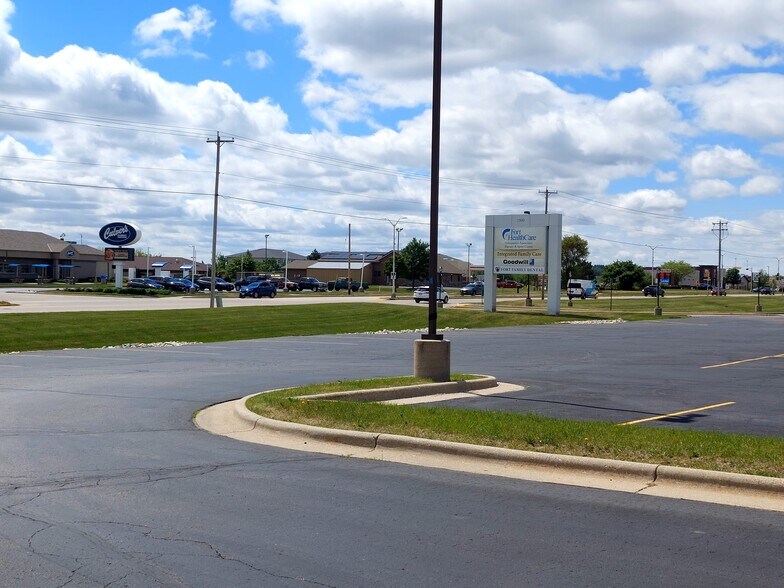 825 Lexington Blvd, Fort Atkinson, WI à louer - Photo de l’immeuble – Image 2 sur 15