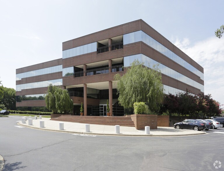 4944 Parkway Plaza Blvd, Charlotte, NC à louer - Photo de l’immeuble – Image 3 sur 11