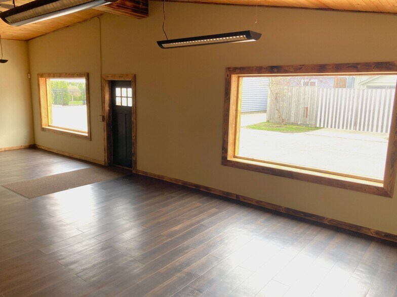 516 E Front St, Traverse City, MI à louer - Photo de l’immeuble – Image 2 sur 7