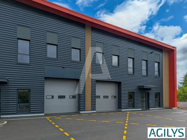 Local d’activités dans Élancourt à louer - Photo de l’immeuble – Image 2 sur 12