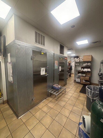 635 N Main St, Corona, CA à louer - Photo de l’immeuble – Image 3 sur 5