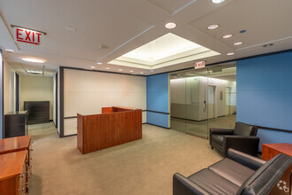 350 N LaSalle St, Chicago, IL à louer Hall d’entrée– Image 2 sur 7