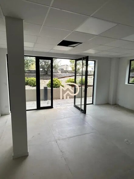 Local d’activités dans Saint-Cyr-sur-Mer à louer - Photo de l’immeuble – Image 1 sur 4