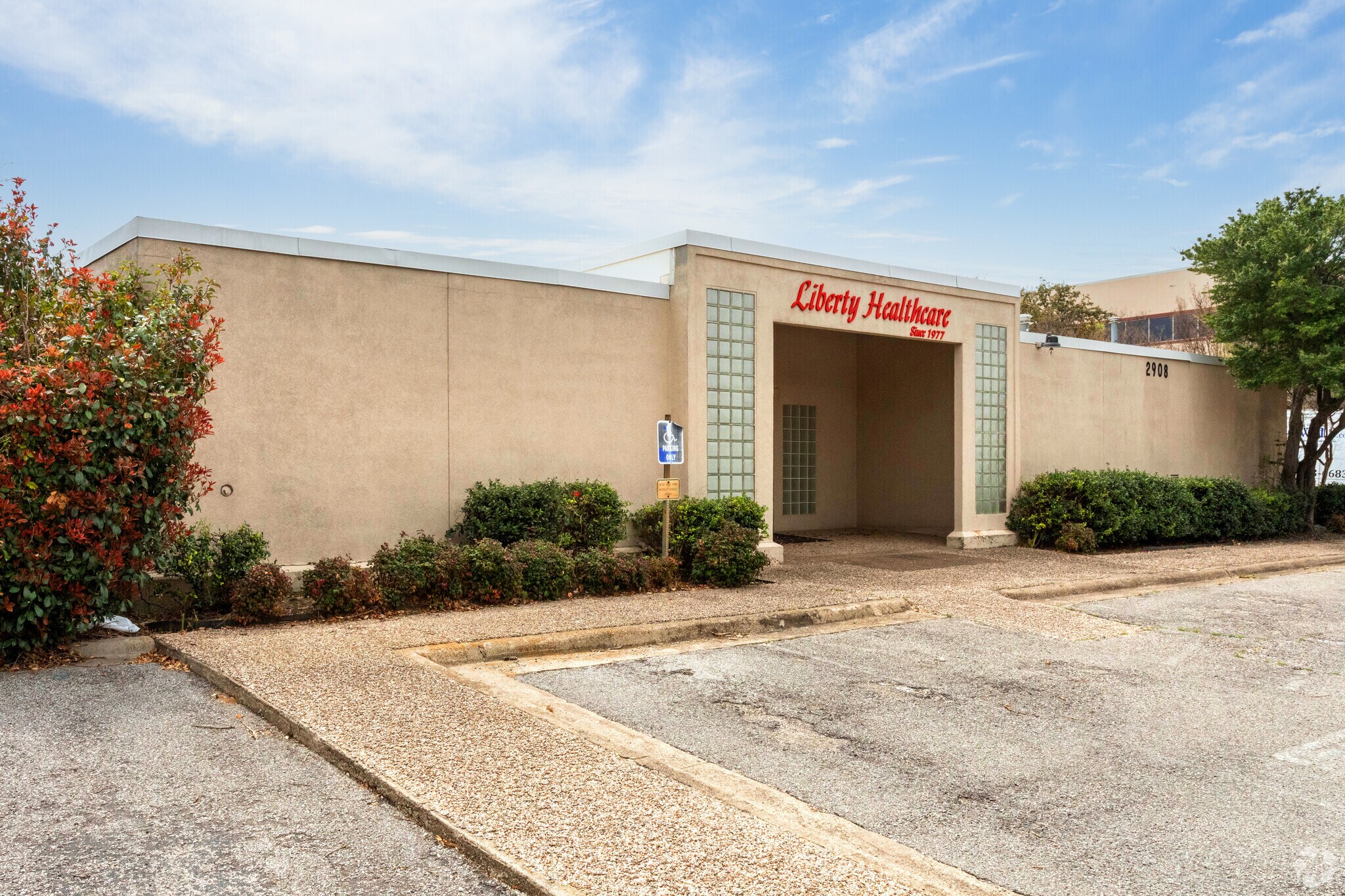 2908 E Trinity Mills Rd, Carrollton, TX à louer Photo principale– Image 1 sur 45