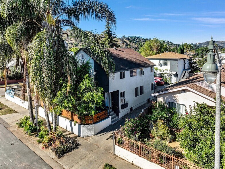 2405 Meadowvale Ave, Los Angeles, CA à vendre - Photo de l’immeuble – Image 2 sur 79
