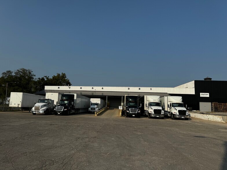 1200 N Logan St, Lincoln, IL à louer - Photo de l’immeuble – Image 1 sur 25