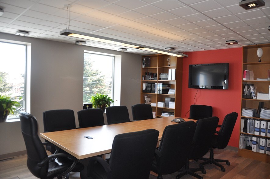 1479 Laperriere Ave, Ottawa, ON à louer - Photo de l’immeuble – Image 2 sur 8