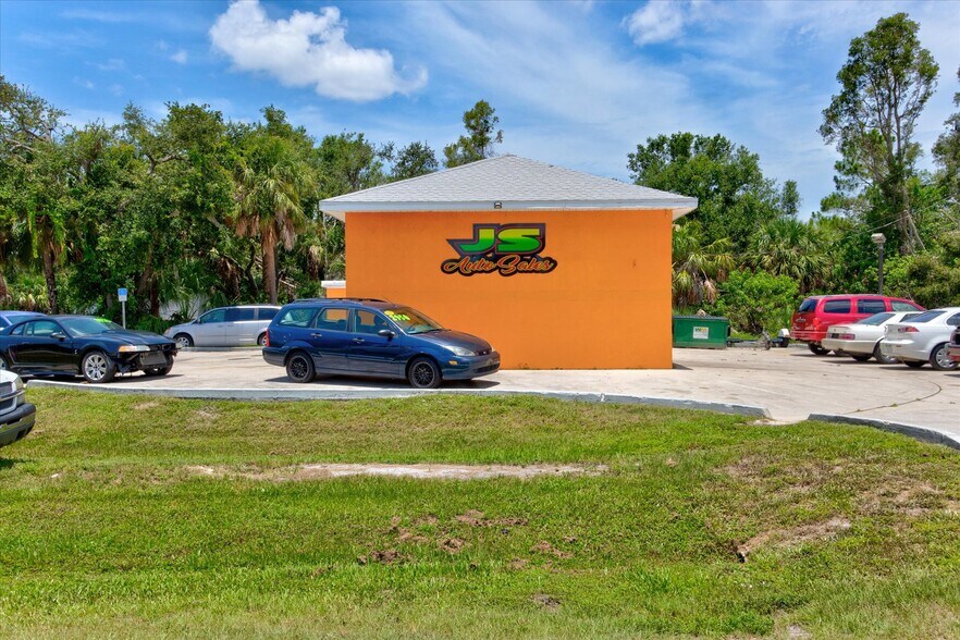 15182 Dahlgren Ave, Port Charlotte, FL à vendre - Photo de l’immeuble – Image 2 sur 44
