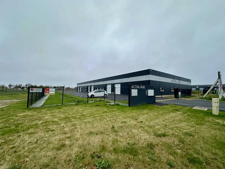 Local d’activités dans Saint-Léonard à louer - Photo de l’immeuble – Image 1 sur 5