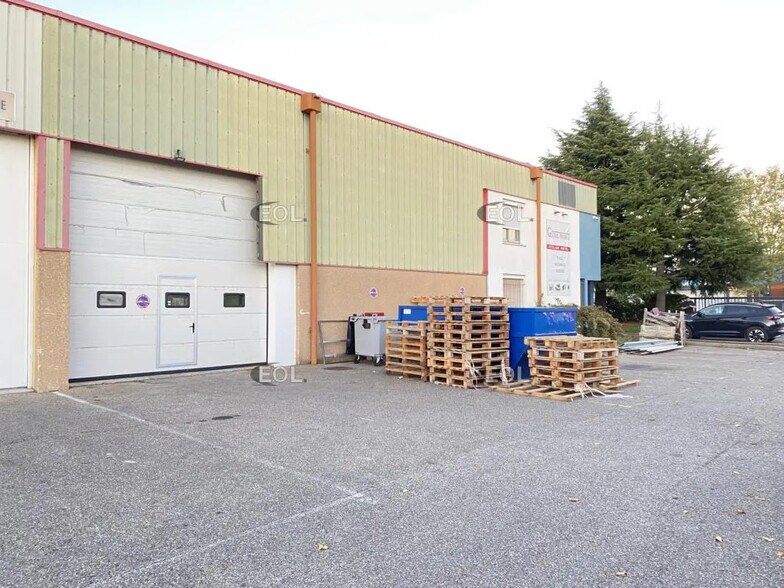 Local d’activités dans Chassieu à louer - Photo de l’immeuble – Image 1 sur 17