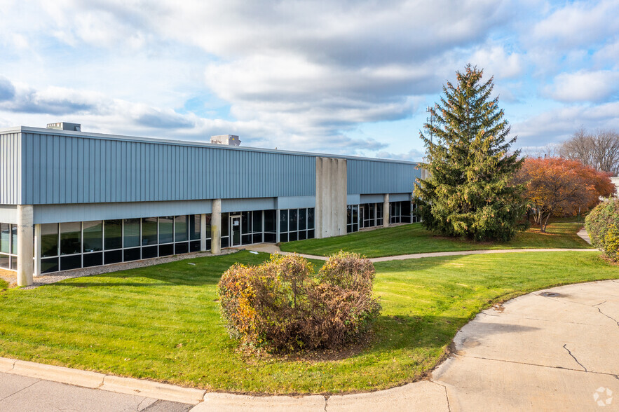 13115-13131 Waco Dr, Livonia, MI à louer - Photo de l’immeuble – Image 3 sur 5