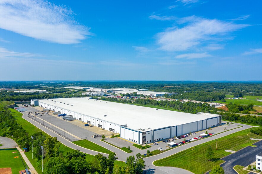 1050 International Dr, Lebanon, TN à louer - Photo de l’immeuble – Image 2 sur 6