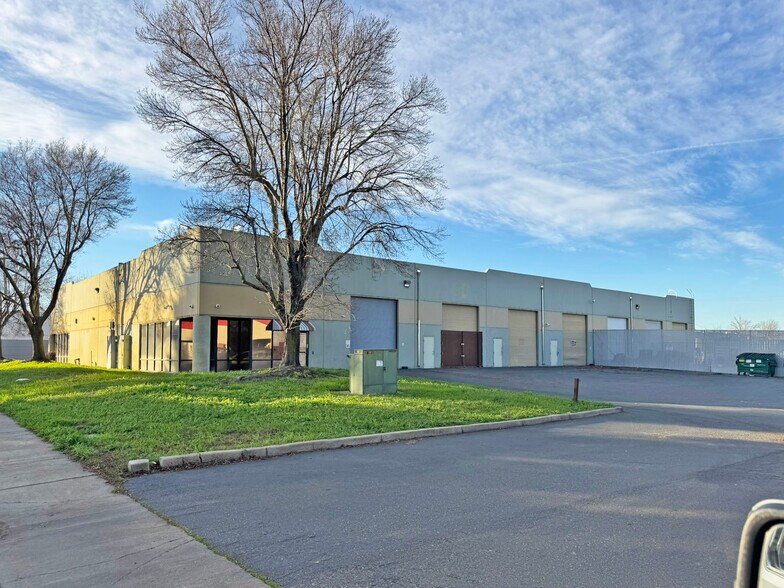 8521 Younger Creek Dr, Sacramento, CA à vendre - Photo de l’immeuble – Image 2 sur 5