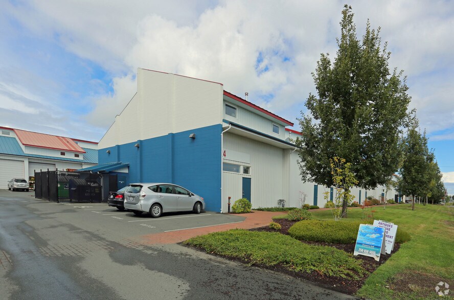 2075 W Henry Ave, Sidney, BC à vendre - Photo de l’immeuble – Image 2 sur 9