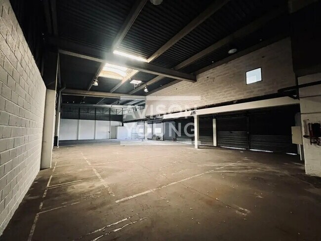 Plus de détails pour Local d'activités à louer