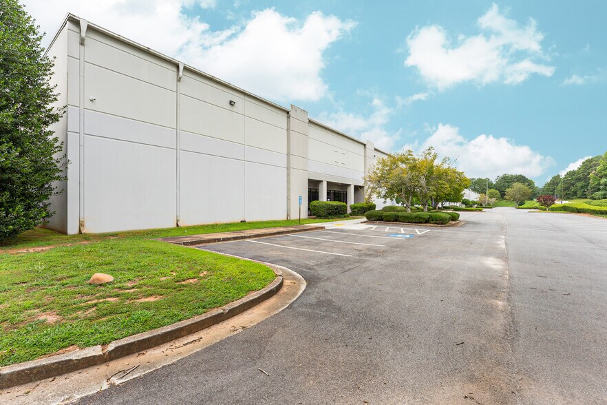 2175 E Park Dr NE, Conyers, GA à louer - Photo de l’immeuble – Image 3 sur 12
