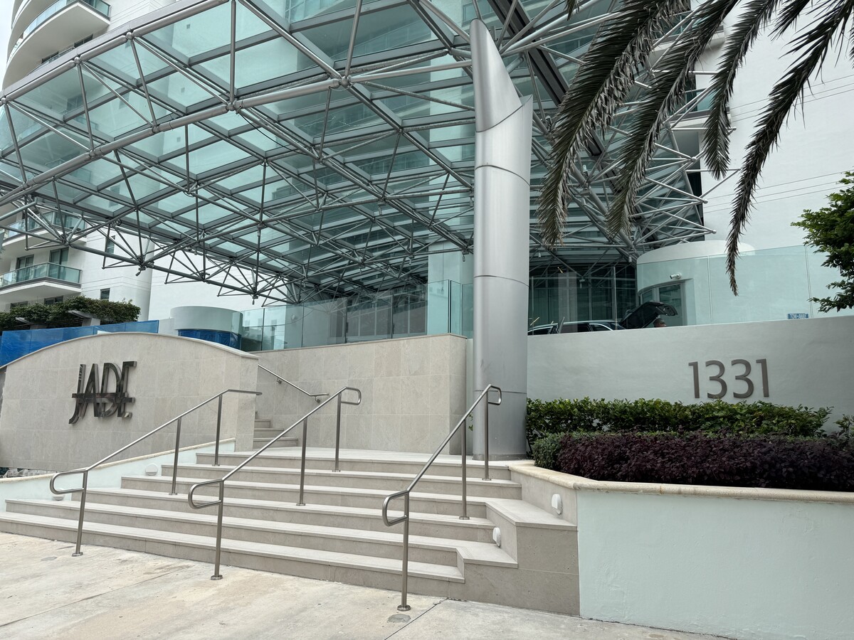 1331 Brickell Bay Dr, Miami, FL 33131 - Lot CU2 - - Photo intérieure - Image 1 of 19