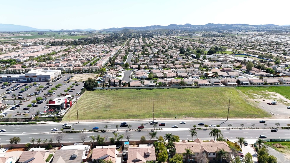 27195 Newport Rd, Menifee, CA à vendre - Photo de l’immeuble – Image 3 sur 3