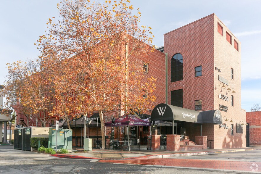 110-116 E Commonwealth Ave, Fullerton, CA à louer - Photo principale – Image 1 sur 7