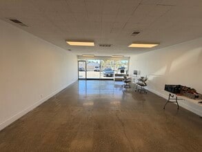 115-119 N Prospect Ave, Tustin, CA à louer Photo intérieure– Image 2 sur 6