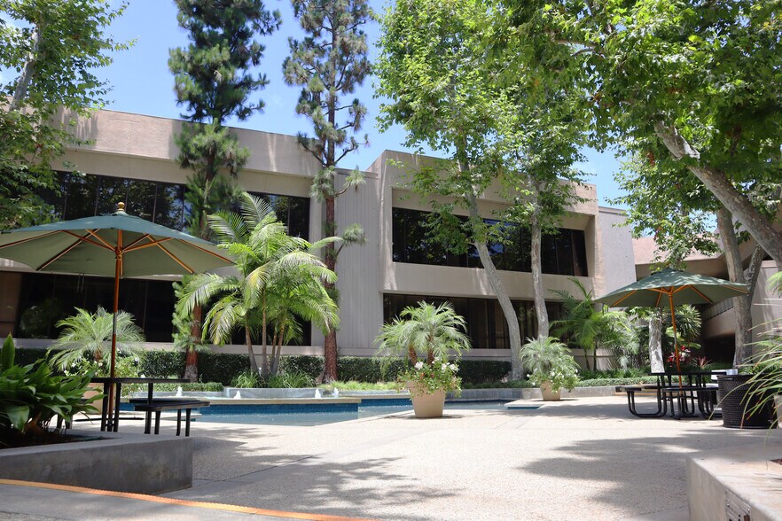 1601 Dove St, Newport Beach, CA à louer - Photo de l’immeuble – Image 3 sur 8
