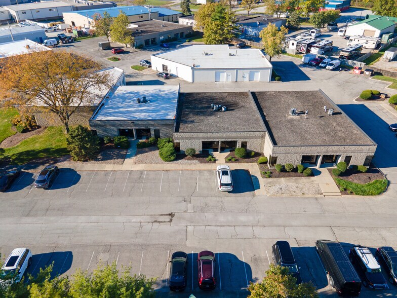 1044-1046 Summit Dr, Carmel, IN à louer - Photo de l’immeuble – Image 3 sur 15