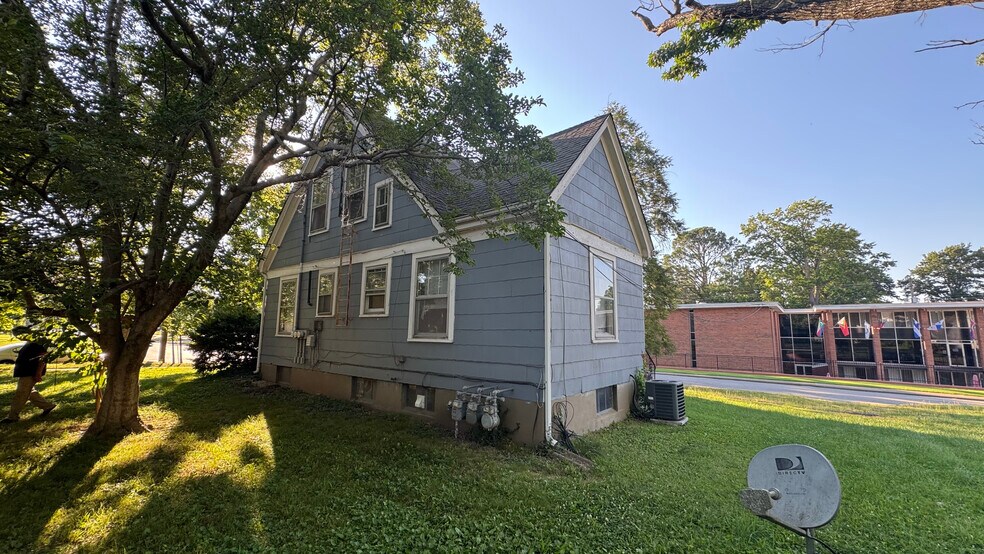 701 S Rawlings St, Carbondale, IL à vendre - Photo de l’immeuble – Image 3 sur 5