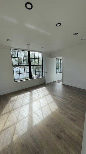7330 NE 4th Ct, Miami, FL à louer - Photo de l’immeuble – Image 3 sur 17