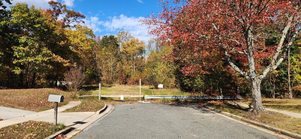 2600 John A Thompson rd, Temple Hills, MD à vendre - Photo de l’immeuble – Image 2 sur 5