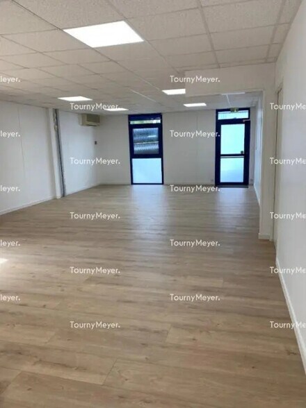 Bureau dans Saint-Jean à louer - Photo de l’immeuble – Image 3 sur 12